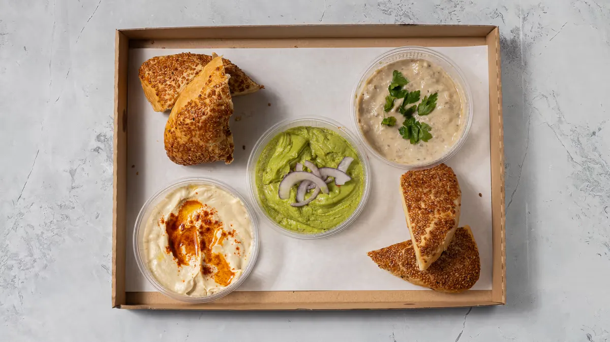 SELAM — Mezze tálca humusszal, krémekkel és kenyérrel
